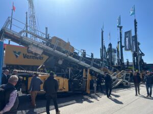 Démonstration d’une foreuse Vermeer France au salon Bauma 2025, échanges techniques avec les visiteurs et mise en avant des solutions de forage souterrain.