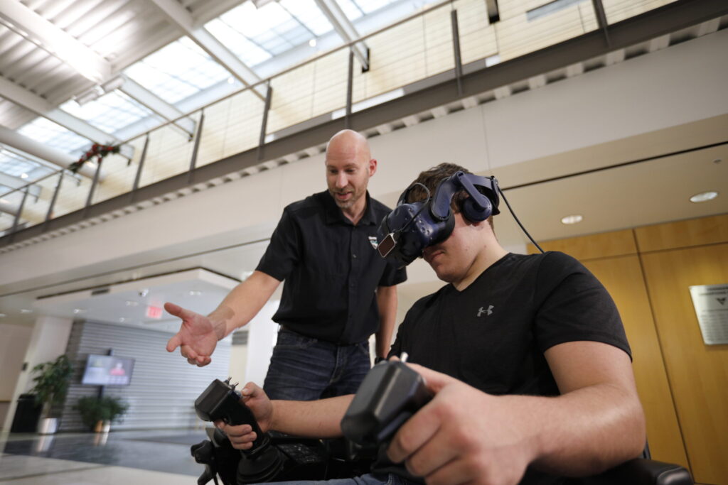 Démonstration du simulateur de foreuse Vermeer avec casque VR, guidée par un formateur.