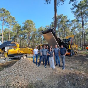 L’équipe Vermeer France réunie devant ses broyeurs forestiers lors du salon FOREXPO 2025.