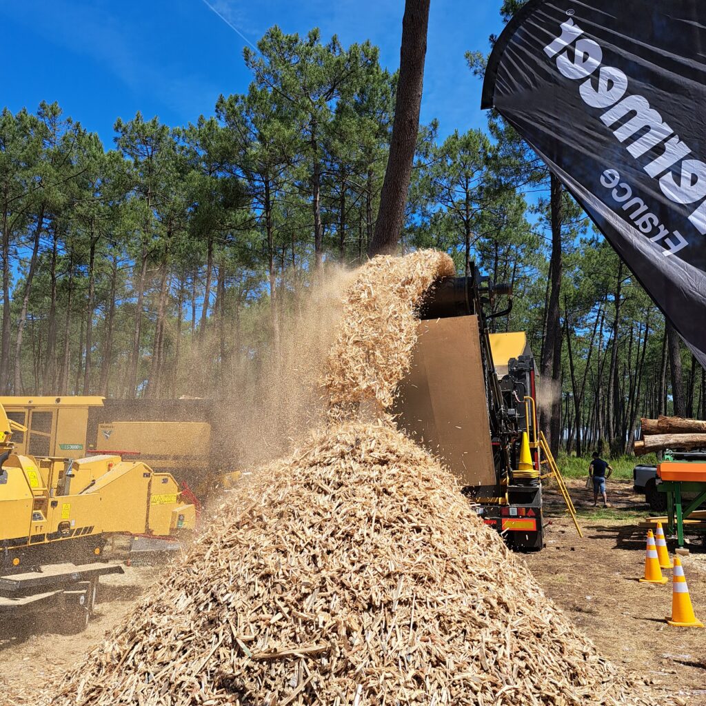 Broyeur Vermeer France en démonstration à FOREXPO 2025, projetant des copeaux de bois.
