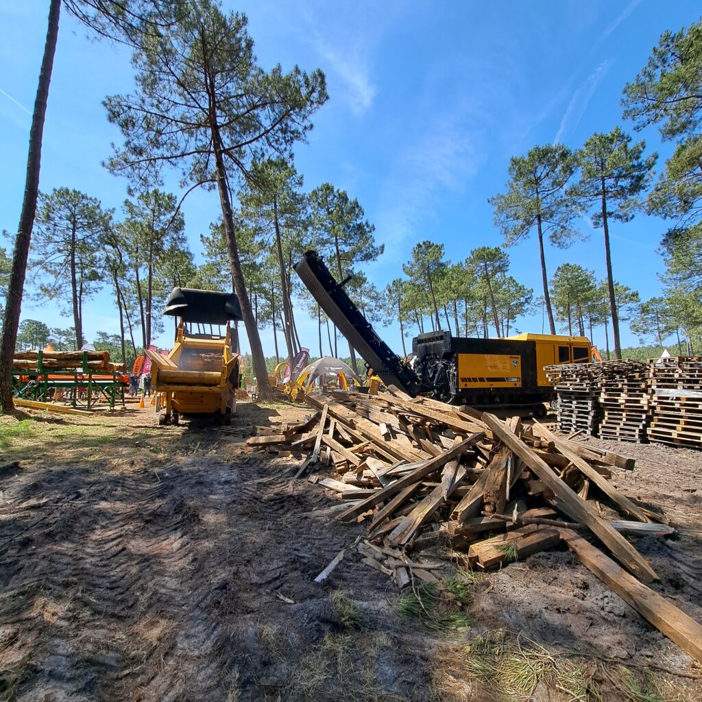Vue d’ensemble des broyeurs Vermeer France en action sur site forestier à FOREXPO 2025.

