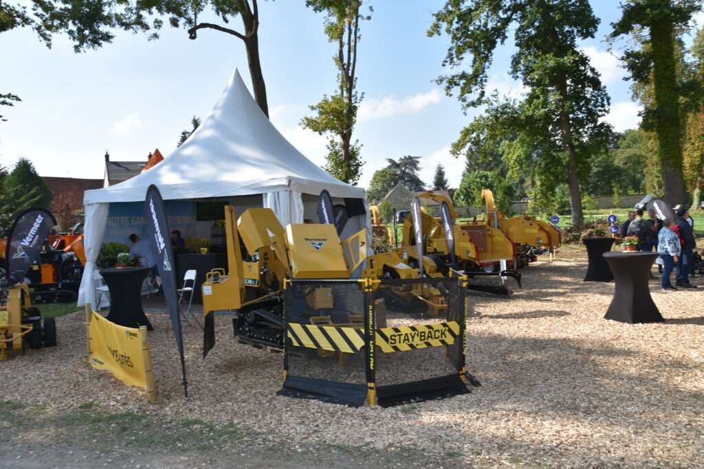 Gamme de broyeurs Vermeer France exposée devant un chapiteau lors d’un salon arboricole.