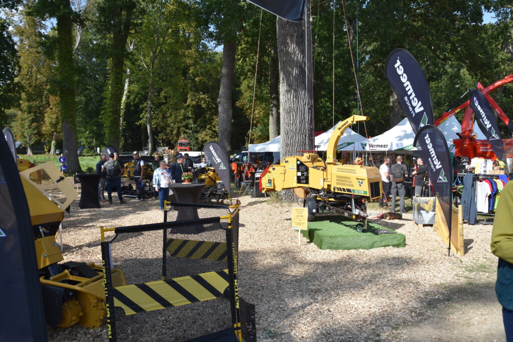 Broyeur Vermeer BC 770 exposé avec d’autres machines sur le stand Vermeer France pendant un salon arboricole.