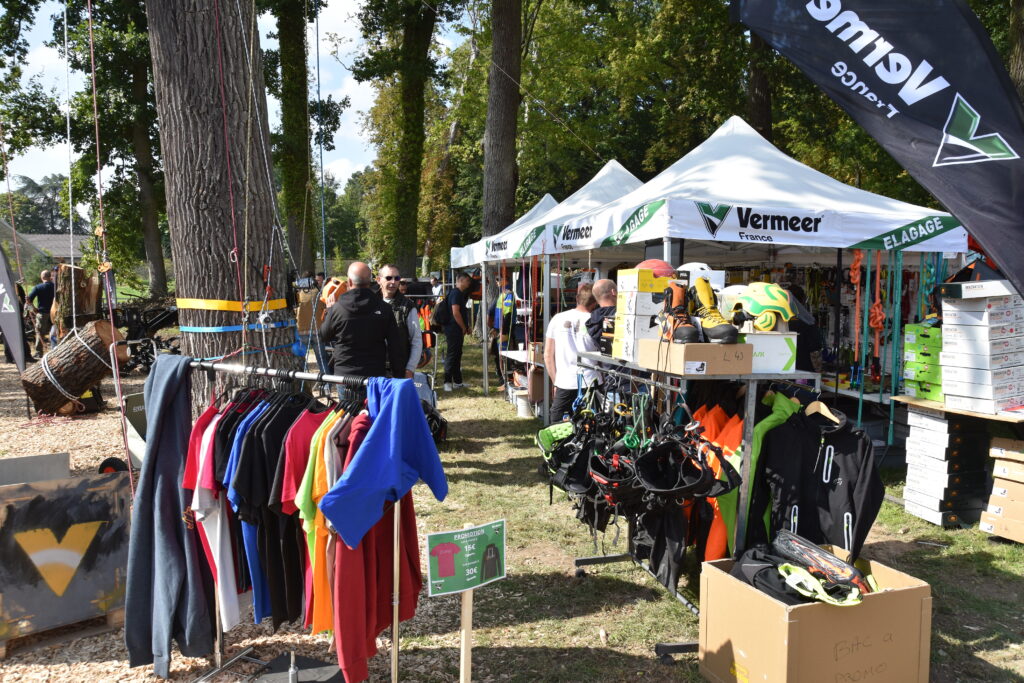 Stand Vermeer France présentant équipements, vêtements et accessoires arboricoles lors d’un salon professionnel.