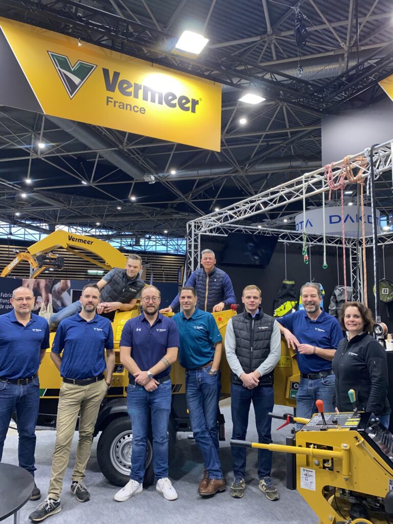 Équipe Vermeer France au Salon Paysalia 2023 à Lyon, devant la nouvelle machine SC48TX sur le stand.