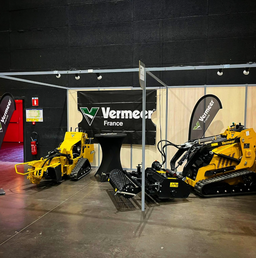 Stand Vermeer France au Salon UNEP Auvergne Rhône-Alpes 2024 à Roanne avec mini-chargeuses exposées.