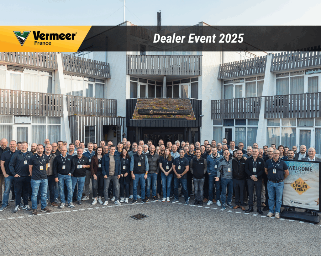Grande photo de groupe réunissant les équipes Vermeer EMEA devant un hôtel lors du Dealer Event 2025.