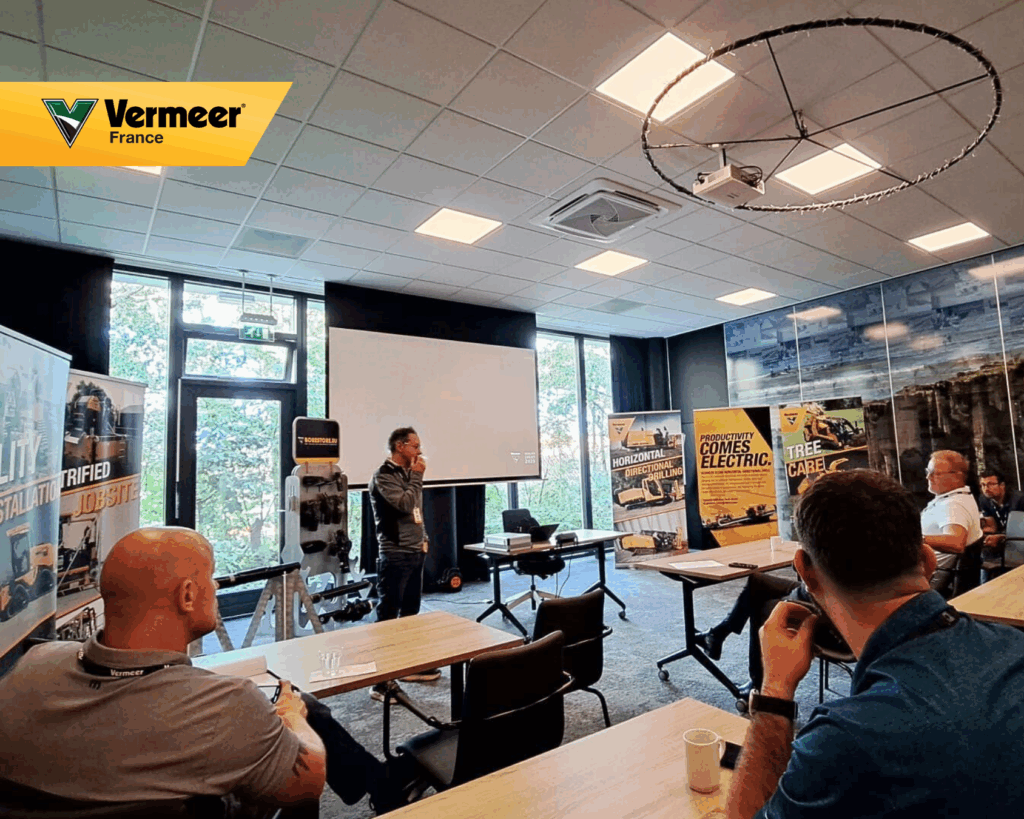 Conférence en salle avec les équipes Vermeer, présentations des nouvelles innovations en forage, tree care et recyclage lors du Dealer Event 2025.