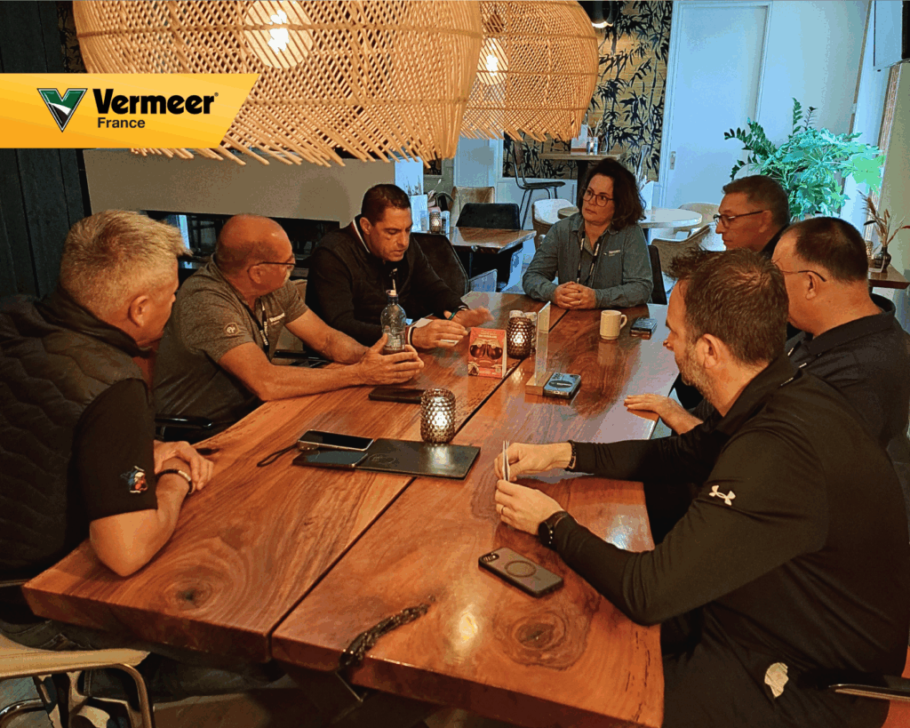 Participants réunis autour d’une table pour un atelier collaboratif sur les stratégies 2026 lors du Dealer Event 2025 de Vermeer.