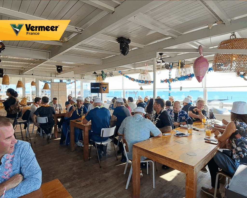 Soirée festive et conviviale en bord de mer avec les équipes Vermeer EMEA pour clôturer le Dealer Event 2025.