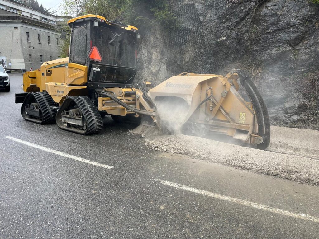 Trancheuse Vermeer RTX1250 I2 en action, ouverture de tranchée dans la chaussée avec dégagement de poussière
