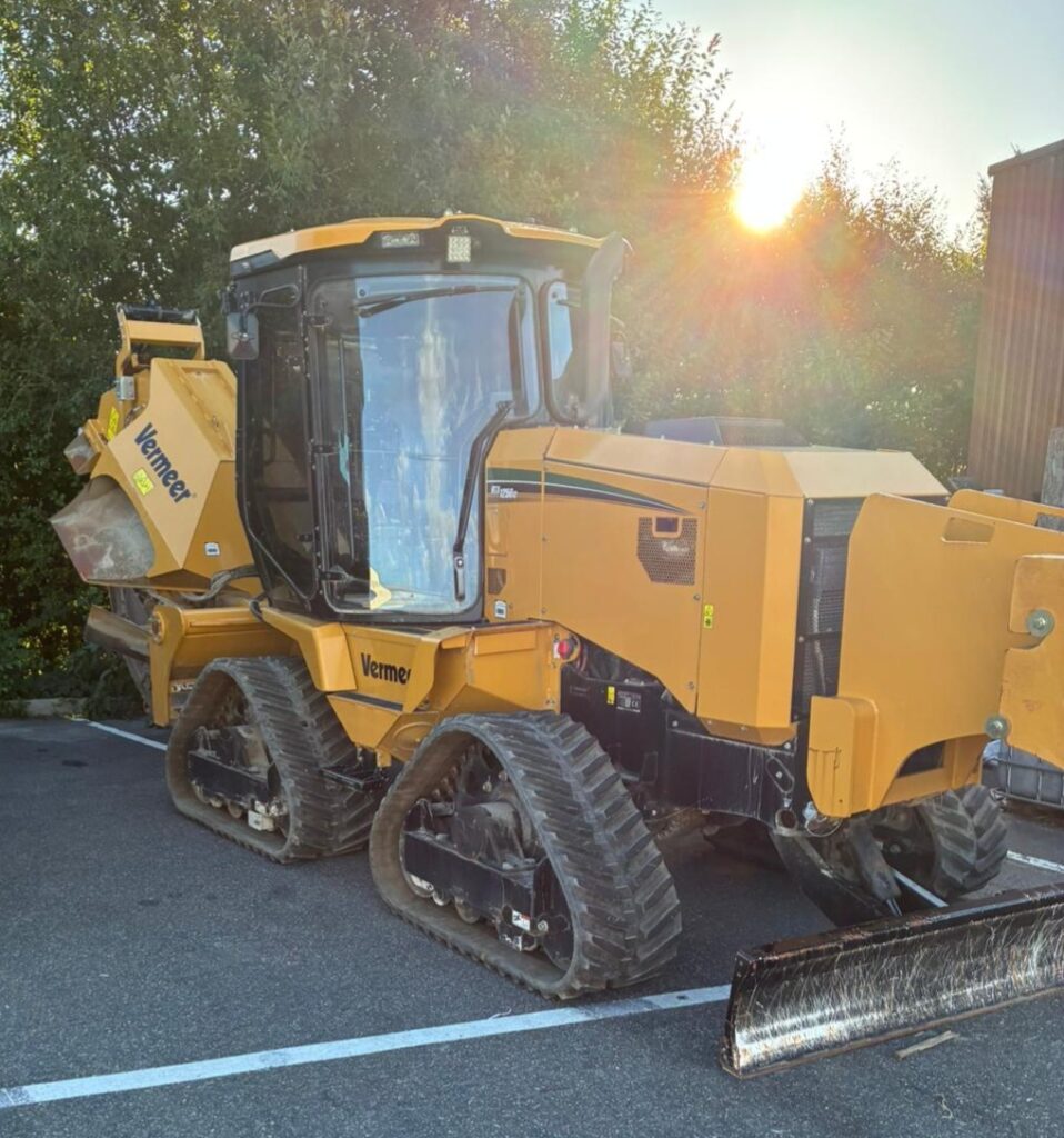 Trancheuse Vermeer RTX1250 I2 d’occasion stationnée sur parking, machine de tranchage Vermeer sur chenilles