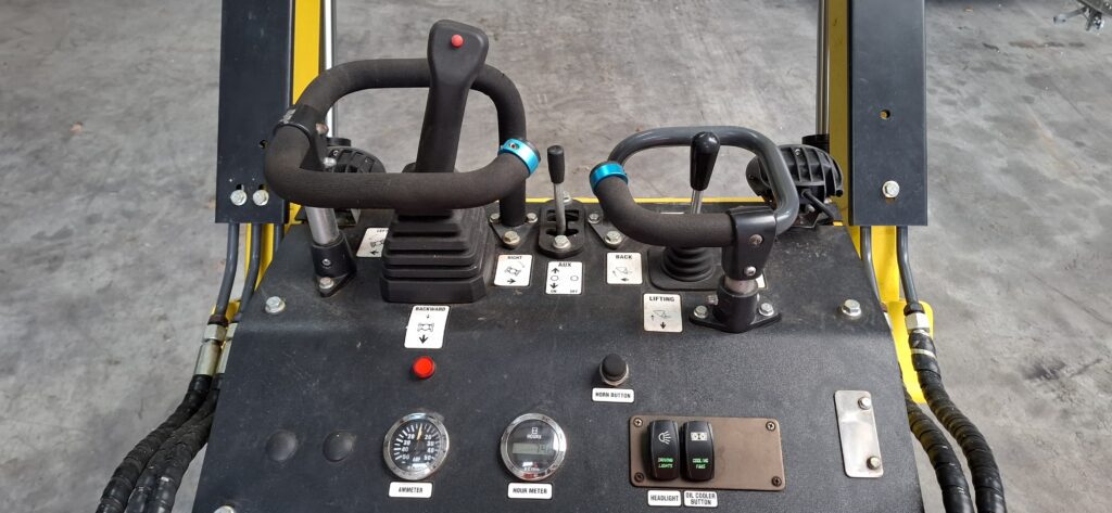 Mini-chargeuse Tomcat MS-350TX d’occasion. Vendu par Vermeer France.